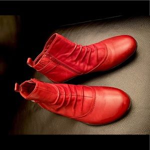 Red Alta Bordeaux Earth women’s ankle boot